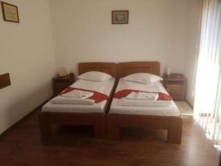 Отели типа «постель и завтрак» Casa Irinella Сату-Маре Двухместный номер с 2 отдельными кроватями-1