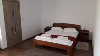 Отели типа «постель и завтрак» Casa Irinella Сату-Маре Номер с кроватью размера «king-size» и балконом-11