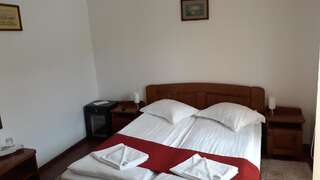 Отели типа «постель и завтрак» Casa Irinella Сату-Маре Номер с кроватью размера «king-size» и балконом-12